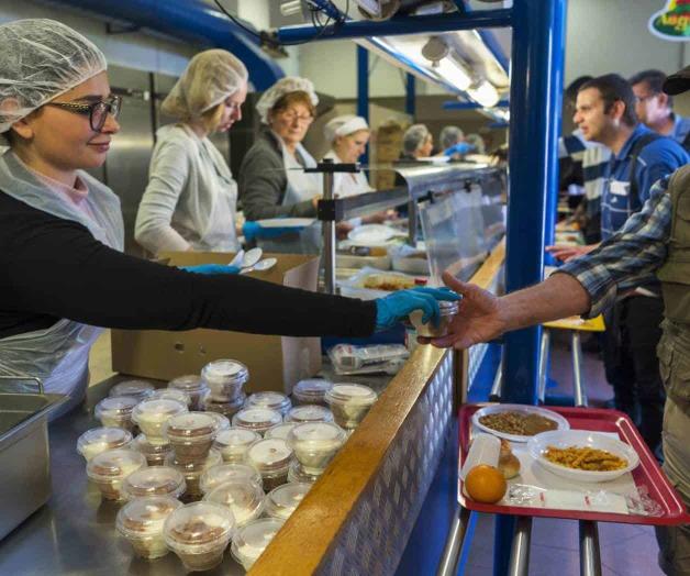 Papa Francisco ofrece helado a necesitados Papa Francisco ofrece helado a necesitados