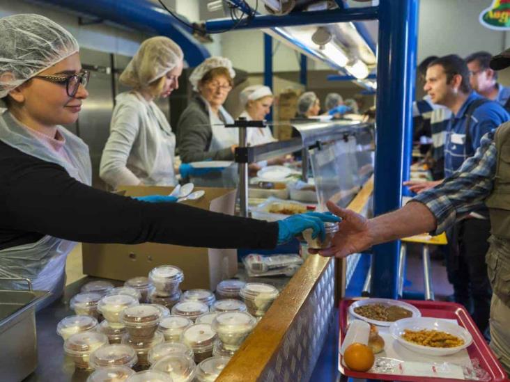 Papa Francisco ofrece helado a necesitados Papa Francisco ofrece helado a necesitados