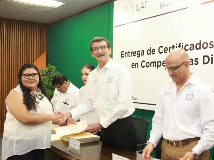 Reciben certificado internacional ICDL. Concluyen estudiantes su capacitación Reciben certificado internacional ICDL. Concluyen estudiantes su capacitación