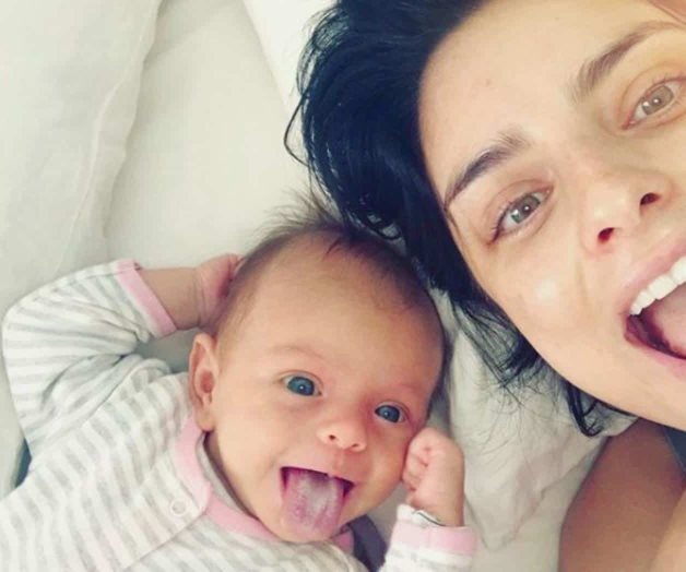 Juega Aislinn Derbez a hacer muecas con su bebé