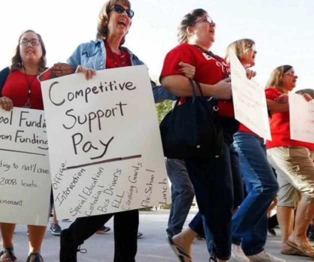 Paro de labores en cientos de escuelas públicas de Arizona por protestas de maestros
