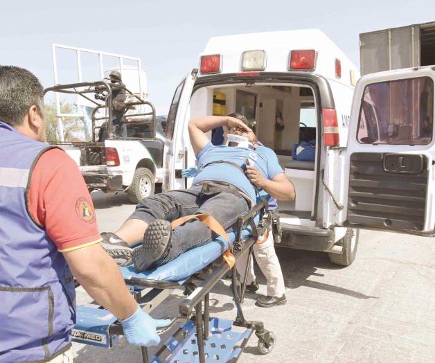 Resulta con lesiones al chocar con patrulla