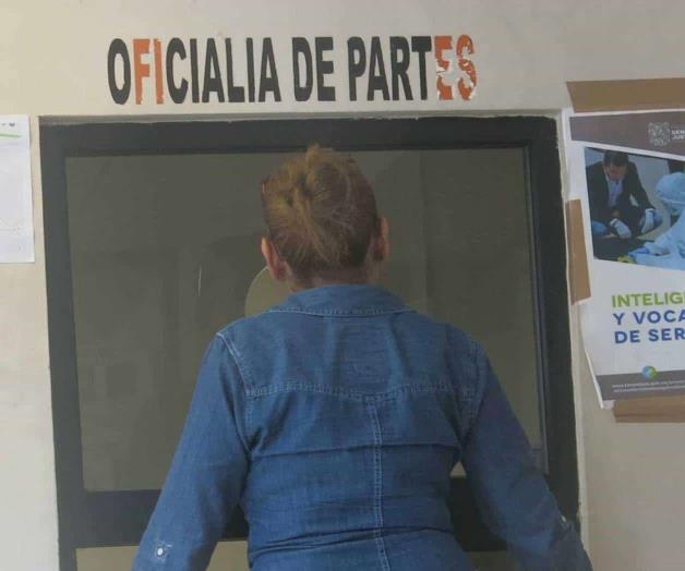 Dos ‘hombres’ con pistolas arrebatan bolso a una mujer