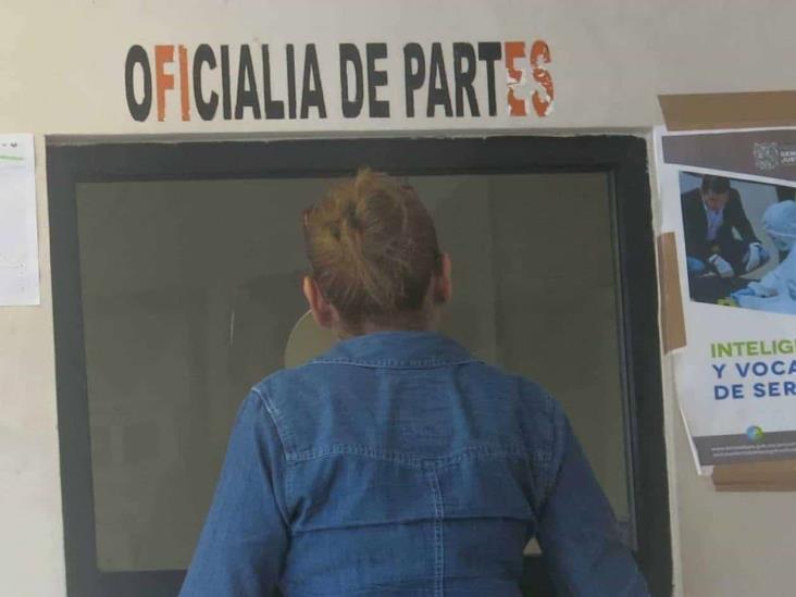 Dos ‘hombres’ con pistolas arrebatan bolso a una mujer Dos ‘hombres’ con pistolas arrebatan bolso a una mujer