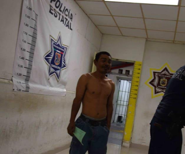 Detienen a ebrio por molestar a una familia