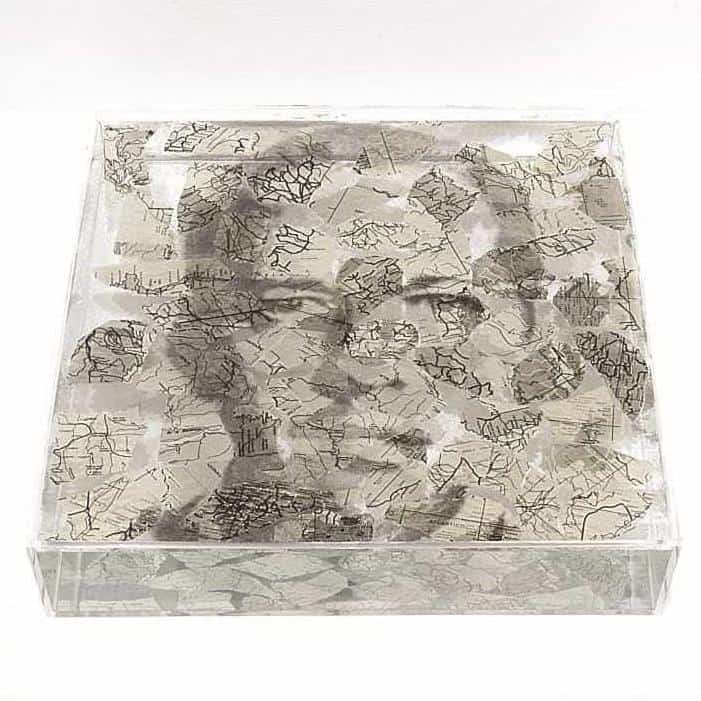 “Narcisos”. Polvo de carbón, papel sobre agua y plexiglás.