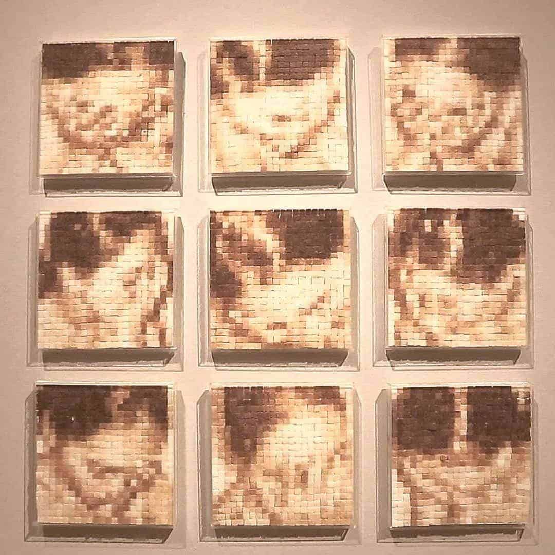 “Pïxeles”. Tintura de café sobre cubos de azúcar.