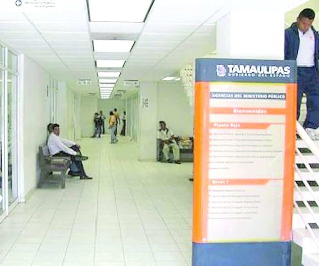 Se le va un tiro a policía