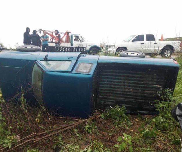 Resulta familia herida al volcar