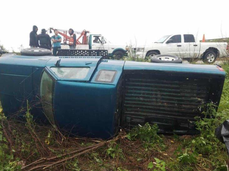 Resulta familia herida al volcar Resulta familia herida al volcar