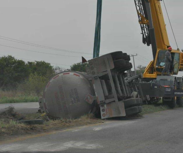 Vuelca pipa con 33 mil litros de turbosina