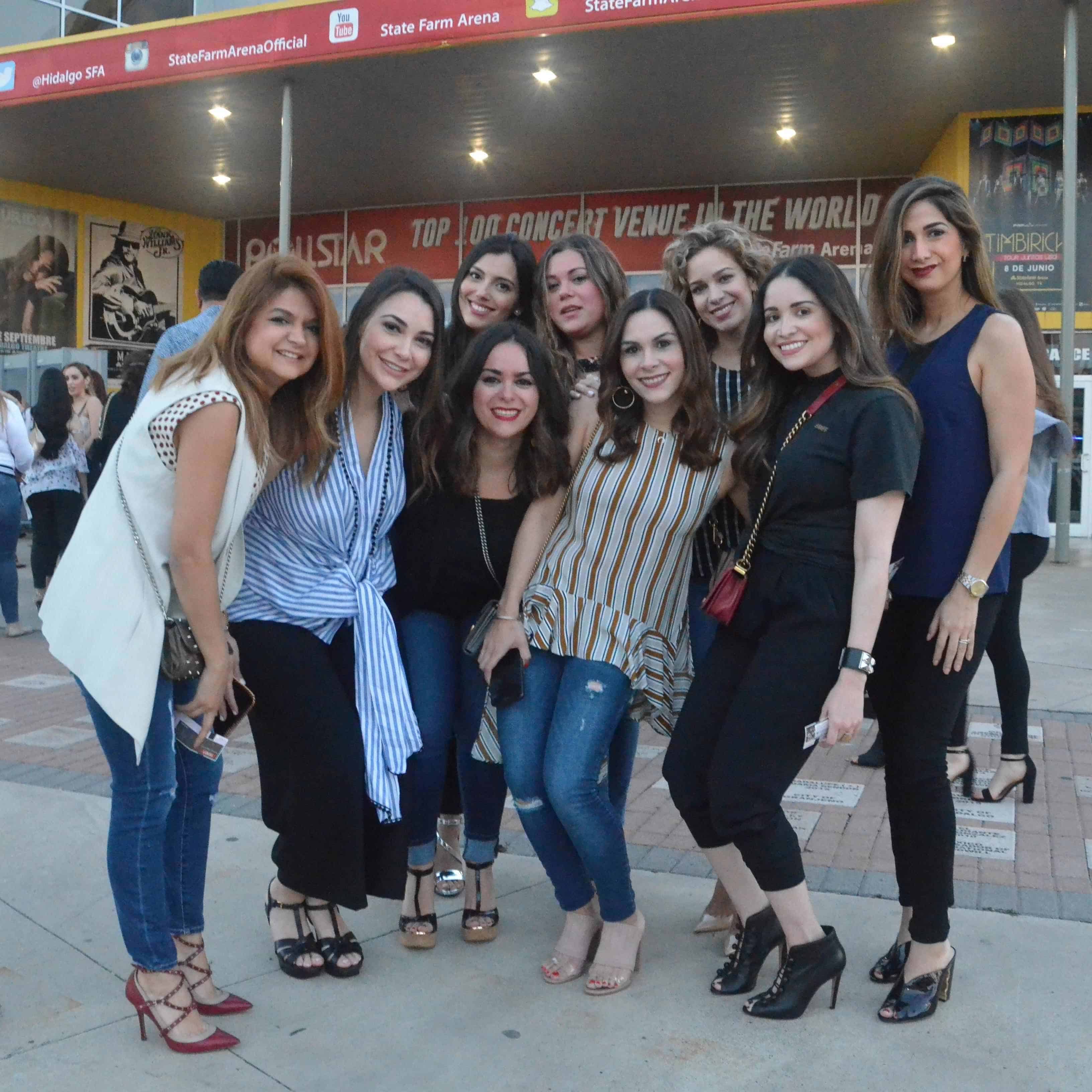 Entre amigas disfrutando show de Maluma.