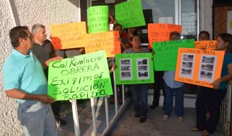 Pancartas en mano, vecinos de Las Mitras y Revolución Obrera exigieron solución al problema.