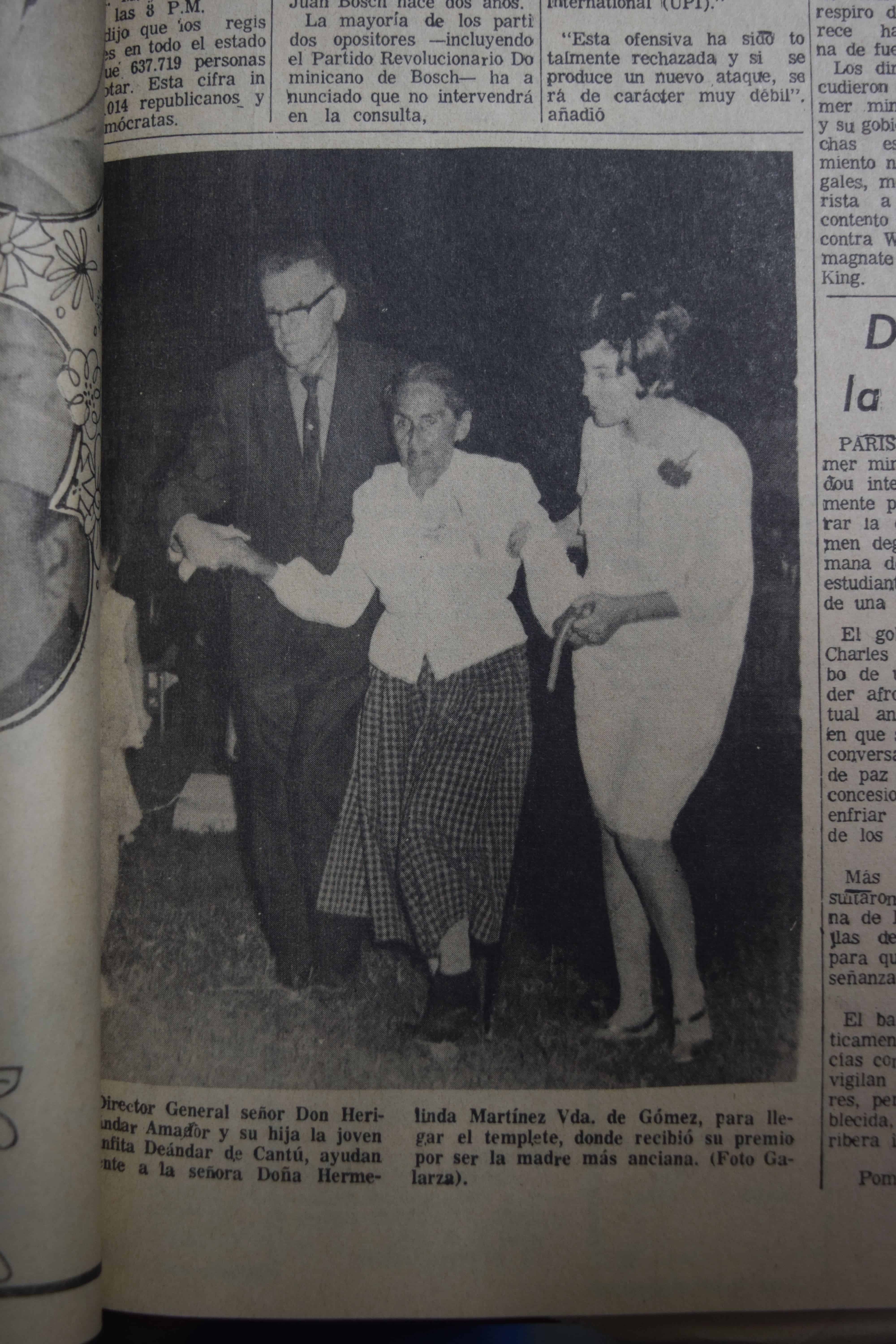 Don Heriberto Deándar Amador y su hija Ninfa Deándar de Cantú con una madre ganadora del concurso de longevidad.