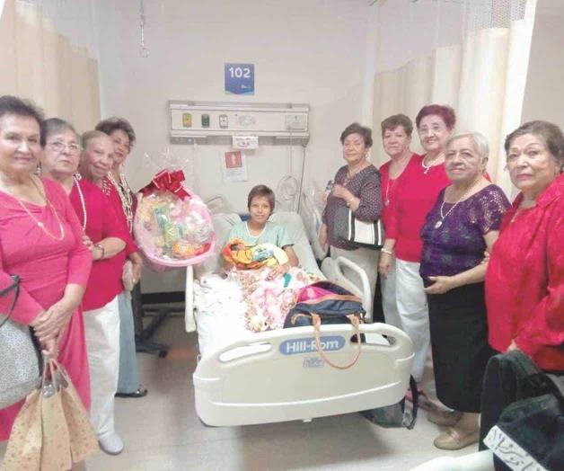 Llevan regalos al hospital