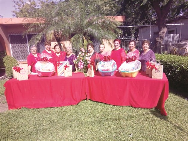 Llevan regalos al hospital