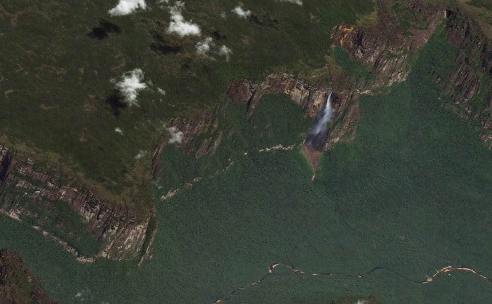 El Salto Ángel (Venezuela)El Salto Ángel es el salto de agua de mayor altitud del mundo: 979 metros. 807 metros son de caída initerrumpida. Está en el parque nacional Canaima de Venezuela, en el estado de Bolívar. 