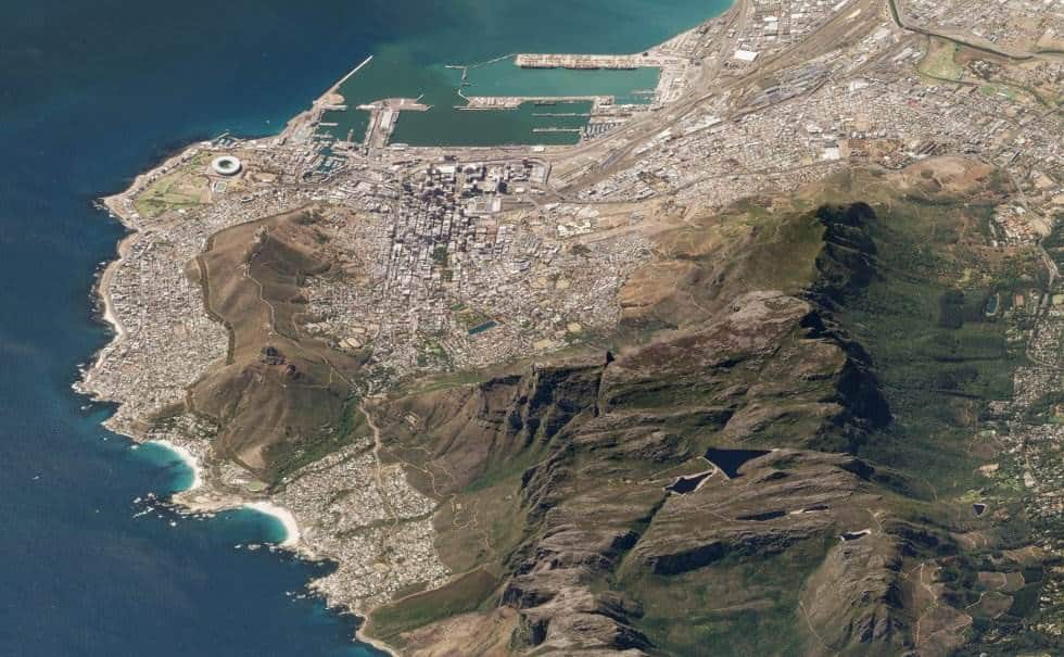 Ciudad del Cabo (Sudáfrica)En Ciudad del Cabo viven casi medio millón de personas. También es una de las pocas grandes ciudades situadas junto a un parque nacional, el de la Montaña de la Mesa. En la imagen se ve ciudad y naturaleza. Foto tomada el 19 d