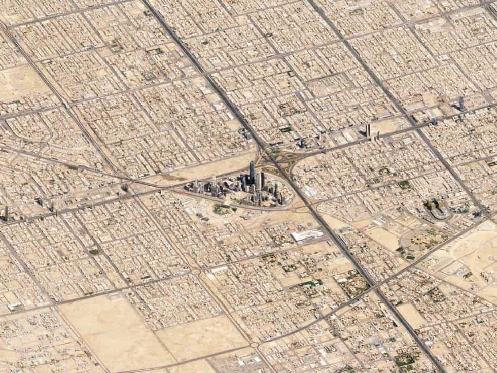 Riad (Arabia Saudí)La capital de Arabia Saudí, en la que viven ocho millones de personas, muestra una imagen parecida a la de Houston, con un grupo de rascacielos rodeados de edificios bajos. La imagen es más amplia porque el aire seco permite una vista