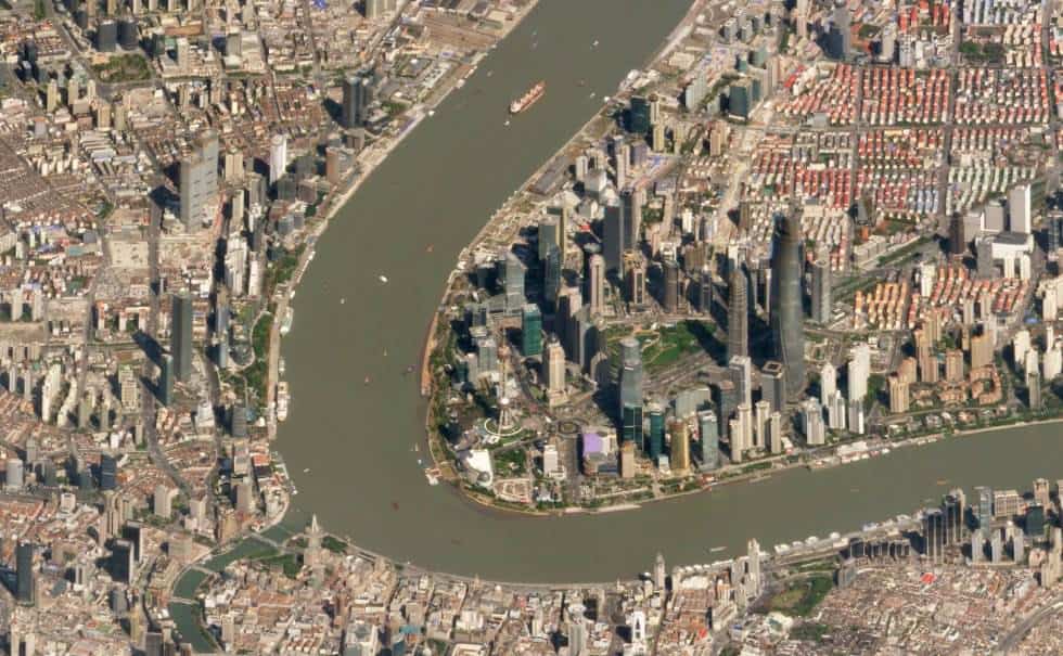 Sanghái (China)El distrito de Pudong es la zona más cosmopolita de esta gran ciudad china. Ahí se encuentran los rascacielos, cerca del río. La torre más alta de la ciudad es la situada más a la derecha, la Torre de Sanghái (632 metros). Foto tomada el 