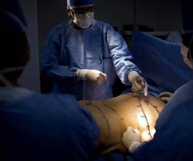 Van por bienes de doctor fraudulento