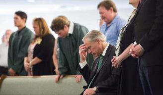 Plegaria. El gobernador de Texas, Greg Abbott, se une a una congregación en oración en la Primera Iglesia Bautista de Arcadia.
