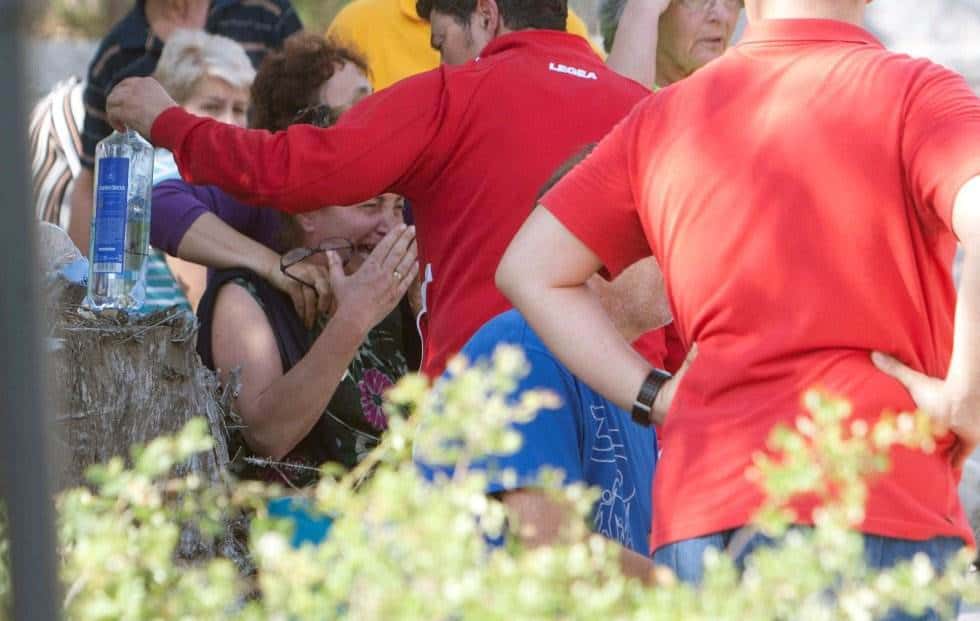 Los vecinos que viven cerca de donde se ha producido esta tarde una explosión en el municipio pontevedrés de Tui abandonan sus casas visiblemente afectados. SALVADOR SAS EFE