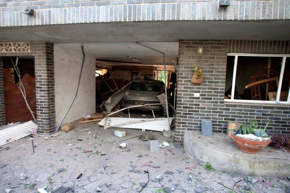 Otros, aún estremecidos, confiesan que sintieron la explosión como si se tratara de una bomba atómica. El escenario del entorno, con casas desplomadas, agrietadas, cristales rotos y vehículos destruidos, evidencia la magnitud de la detonación.