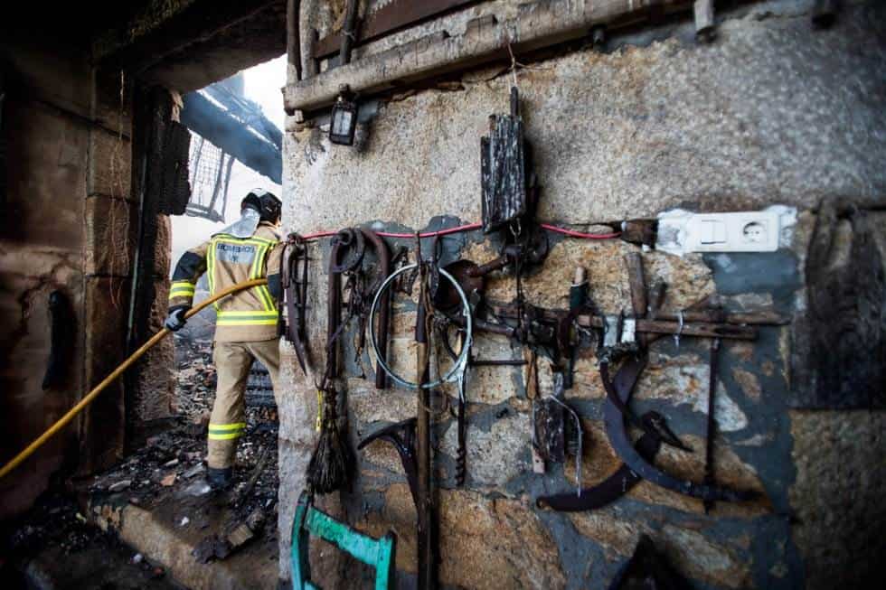 Se nos cayó la casa encima y las llamas salían por la puerta, relata una vecina a Faro de Vigo mientras describe un panorama dantesco del que ella se protegió amparándose tras una mesa. En la imagen, vivienda afectada por la explosión. ÓSCAR CORRAL
