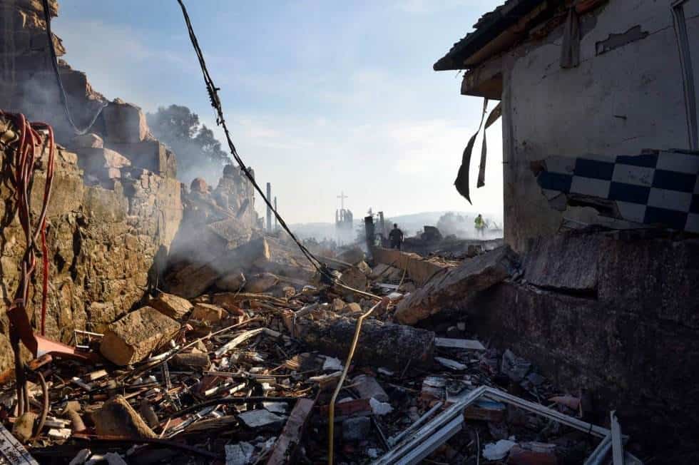 Le ha seguido una enorme columna de humo blanco que podía divisarse desde un radio de más de 10 kilómetros. En la imagen, zona afectada por la explosión. MIGUEL RIOPA AFP