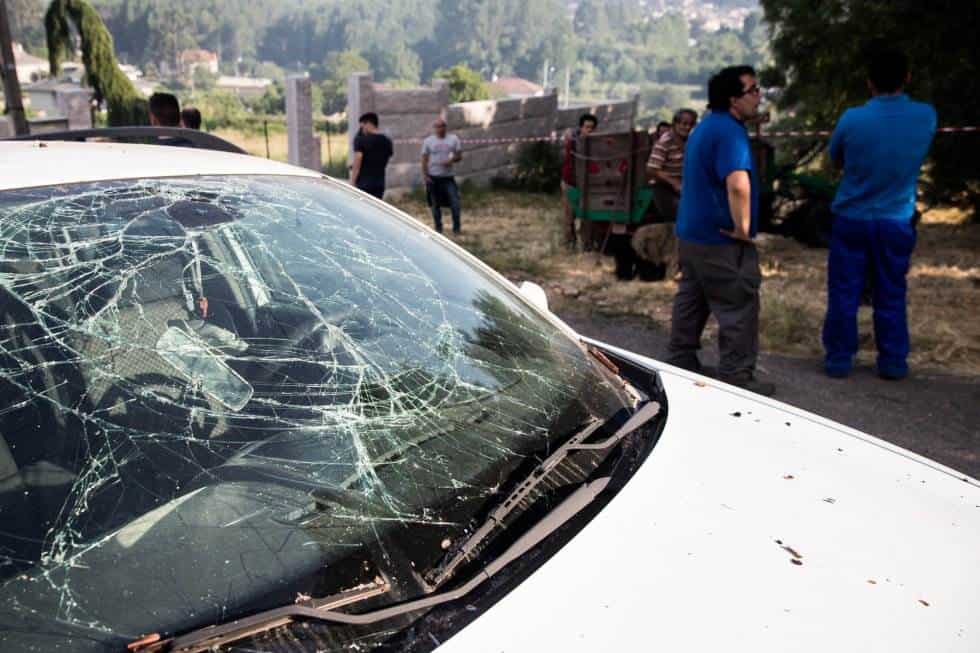 Pensamos que era el fin del mundo; todo empezó a arder. Los vecinos de Paramos asistieron a la explosión convencidos de que llegaba el final. En la imagen, vehículo afectado por la explosión. ÓSCAR CORRAL