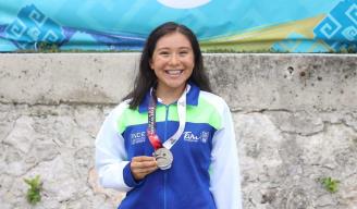 Brisa Miranda, medalla de plata en la categoría triatlón super sprint con 24:27.