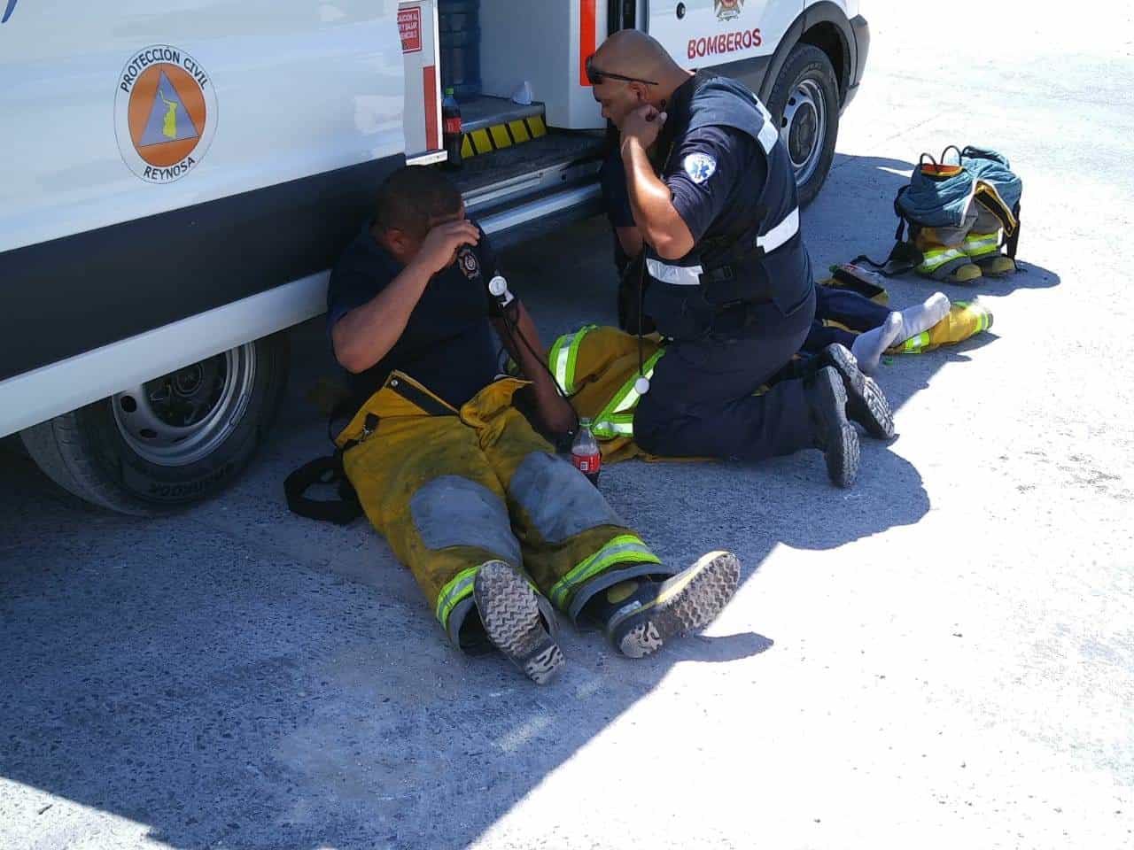 CALOR. Bomberos deshidratados son atendidos por paramédicos.