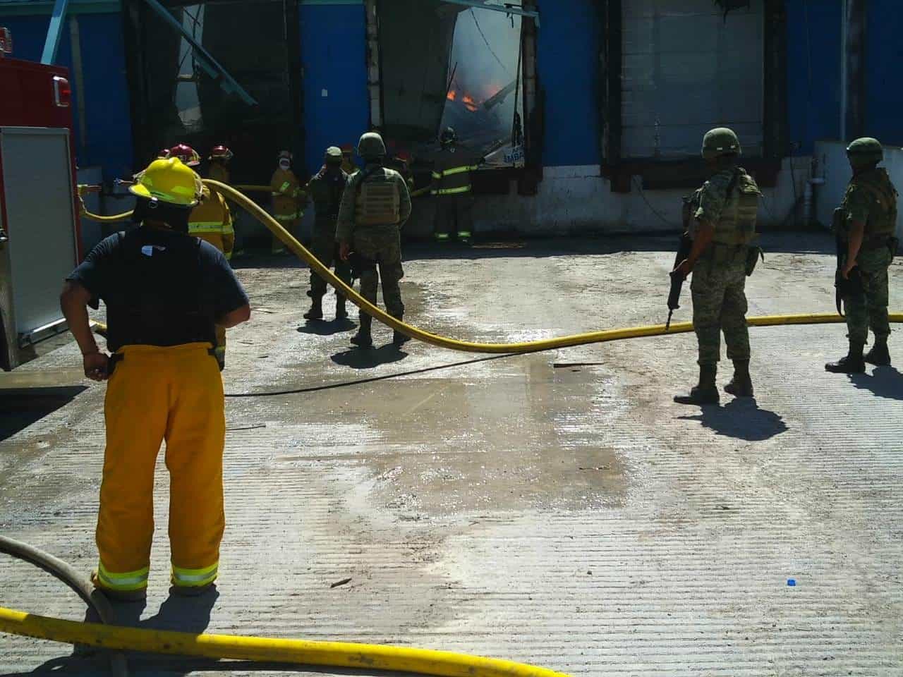 APOYO. Militares hicieron acto de presencia para brindar seguridad en el área del siniestro.