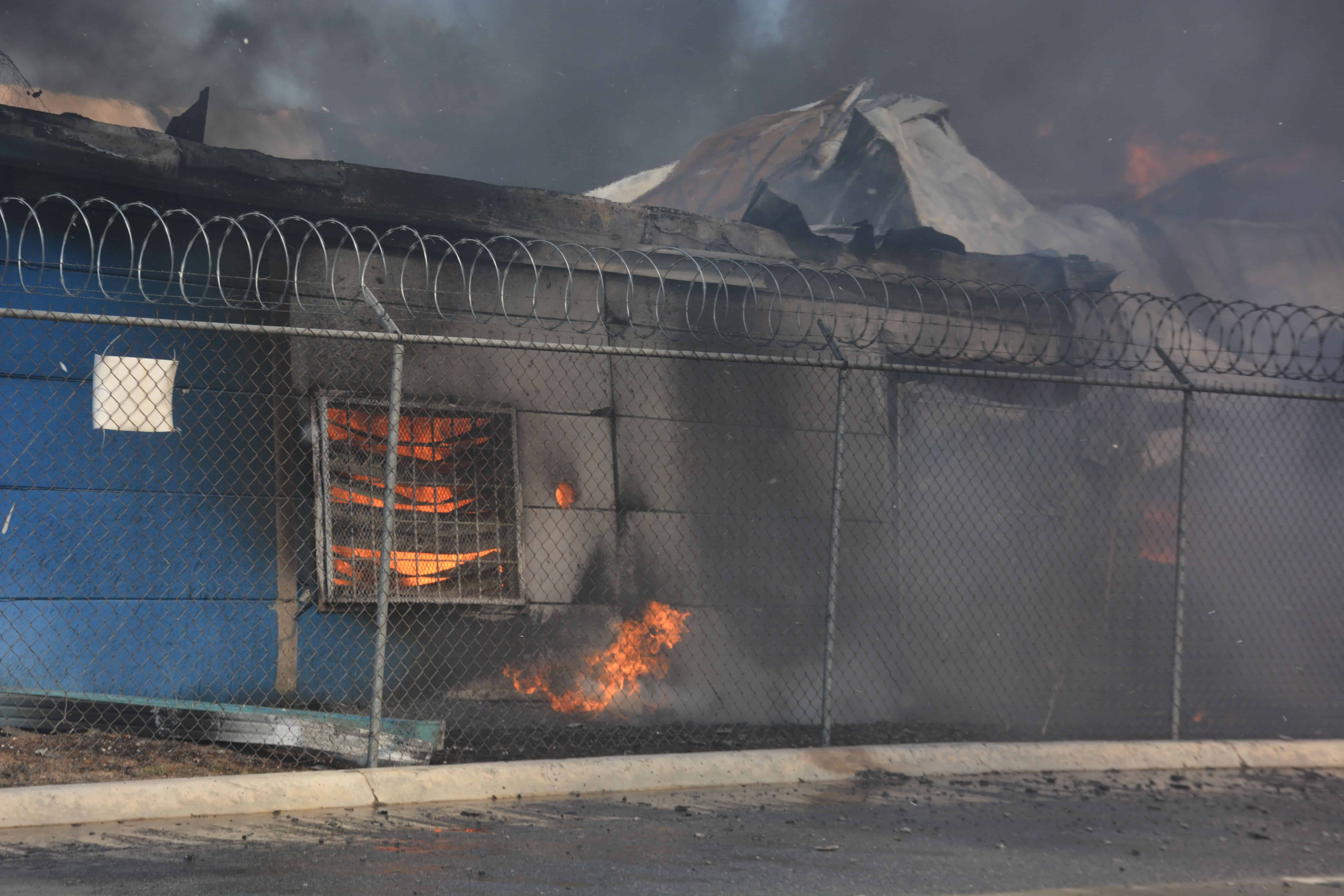 ‘FUNDIDOS’. Láminas retorcidas y vigas de acero vencidas por el fuego que arrasó con la maquiladora Copanoro.