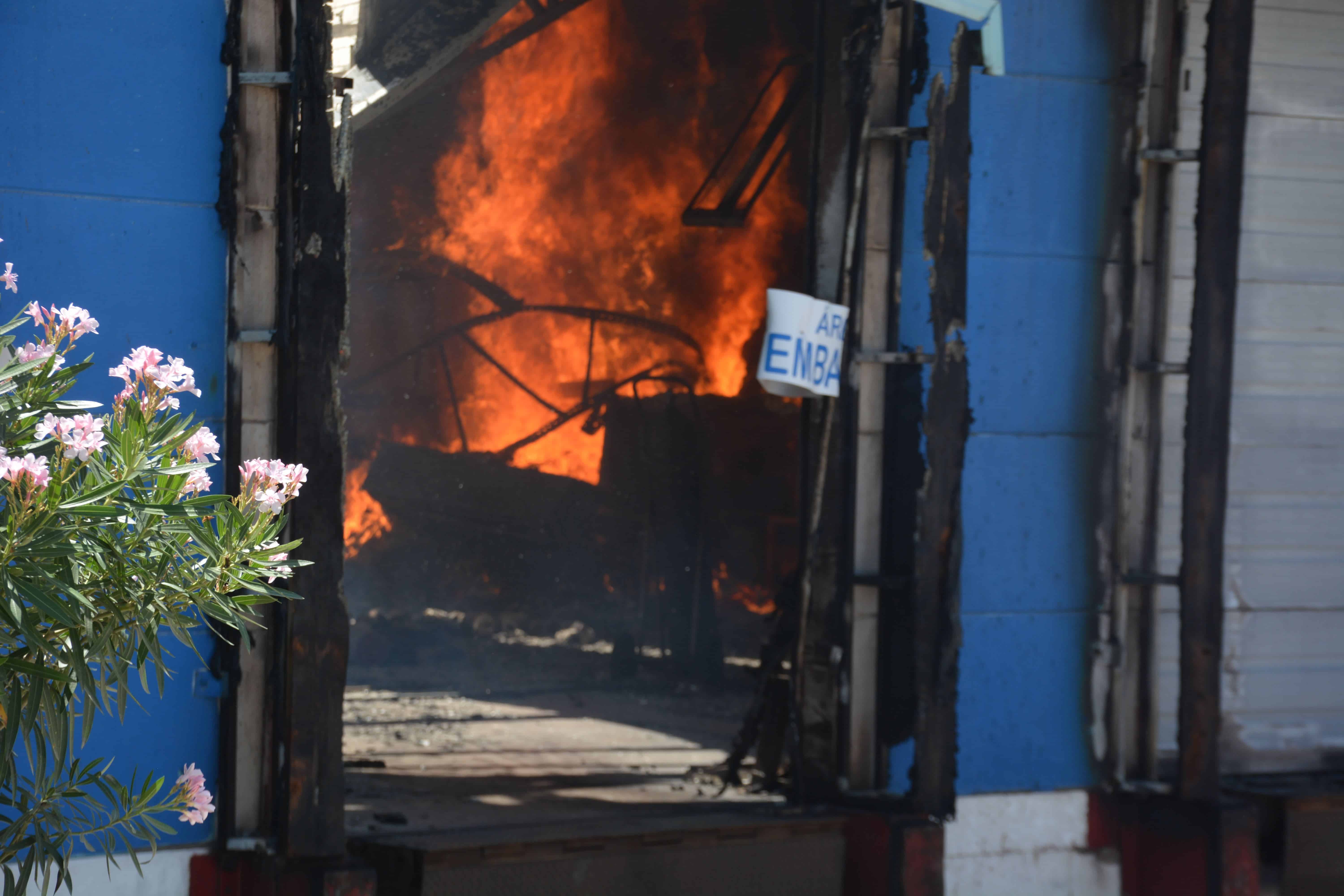 IMPLACABLE. El fuego devoraba todo lo que encontraba a su paso en el interior de la nave industrial.