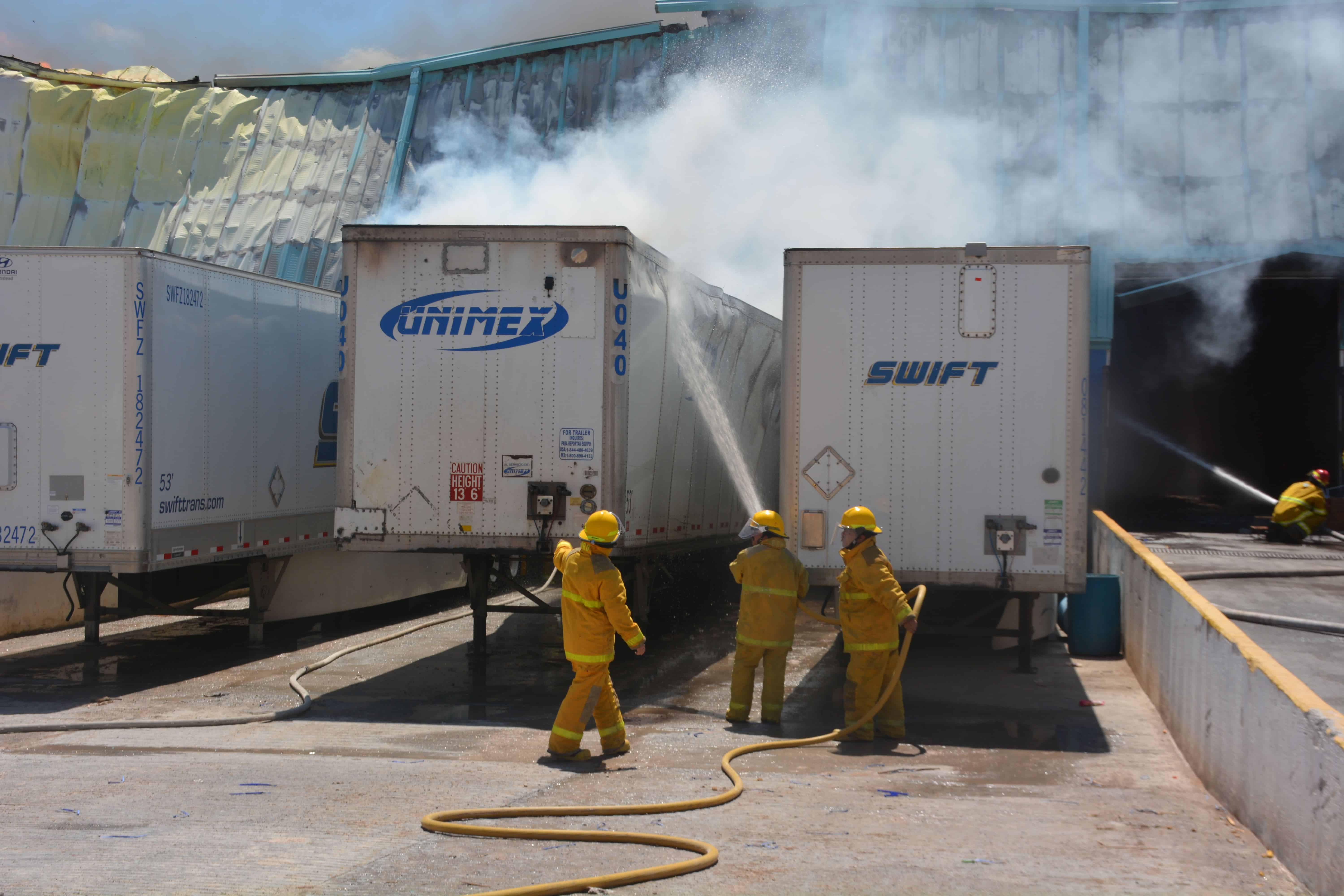 NADA SE SALVA. Cajas de tráiler estacionadas en las rampas de carga, también fueron alcanzadas por el fuego.