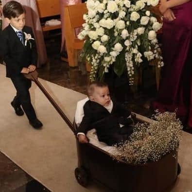 El bebé de la pareja robó cámara en su cochecito.