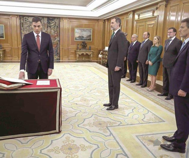 Jura socialista Pedro Sánchez ante el Rey