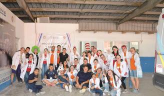 AGRADECIDOS. Voluntarios del H. Cuerpo de Bomberos de Reynosa agradecieron la visita de los Doctores de la Risa en la estación.