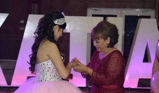 BELLO REGALO. Katia recibe anillo de su abuelita Duvita Aguilar.