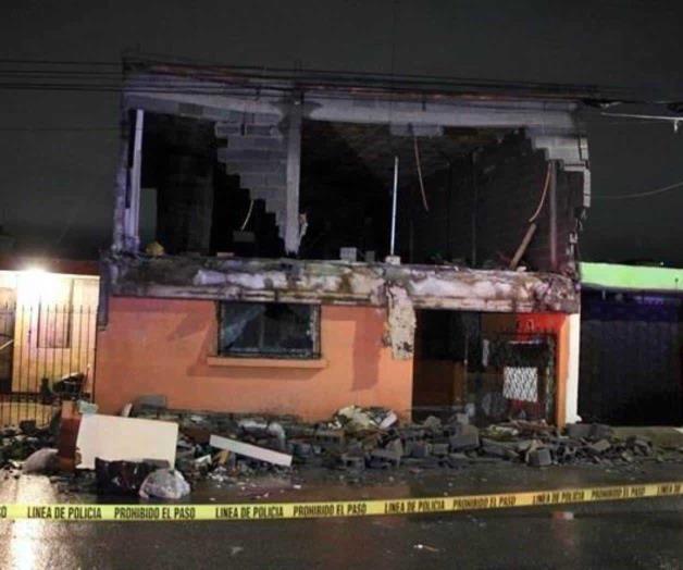 Se cae fachada de casa; evacuan a familia