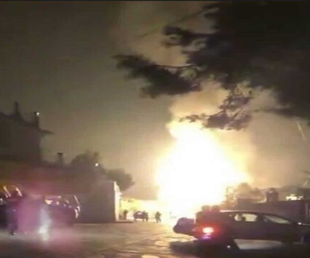 Desalojan viviendas en EDOMEX tras explosión de tres pipas de gas