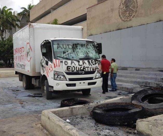 En Chiapas, vandalizan vehículos y el palacio de gobierno