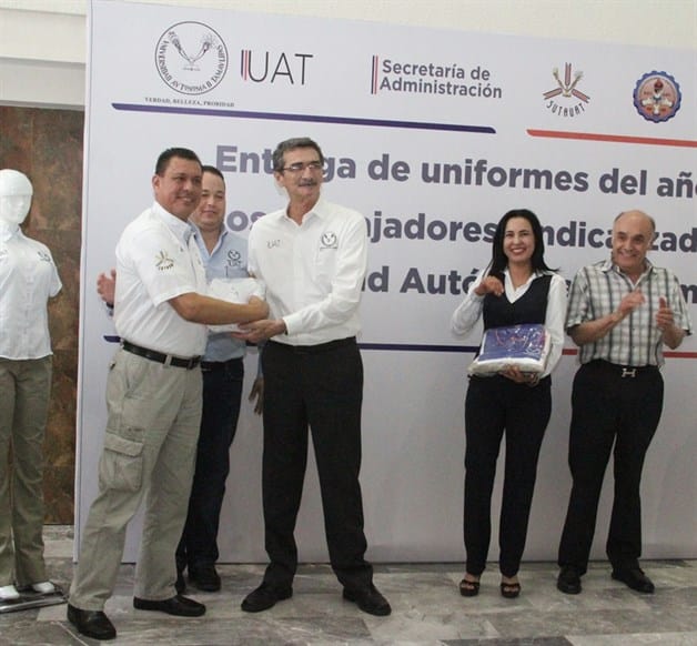 Entregan uniformes a los sindicalizados. Refrenda rector compromiso con universitarios Entregan uniformes a los sindicalizados. Refrenda rector compromiso con universitarios
