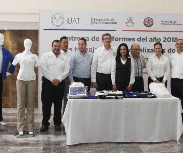 Entregan uniformes a los sindicalizados. Refrenda rector compromiso con universitarios Entregan uniformes a los sindicalizados. Refrenda rector compromiso con universitarios