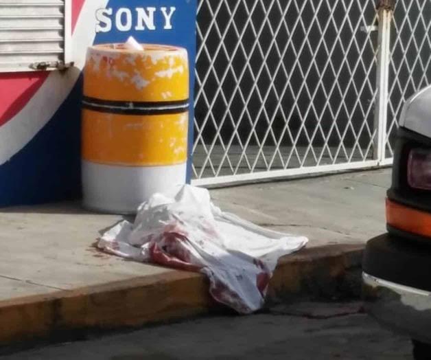 Avienta a su mujer del tercer piso; ella cae y muere de forma instantánea