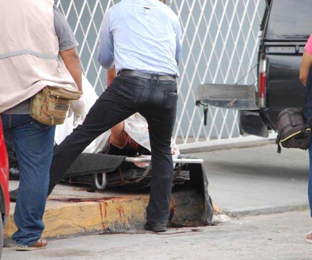 Arroja a su mujer desde tercer piso. Era él quien intentaba matarse... Arroja a su mujer desde tercer piso. Era él quien intentaba matarse...