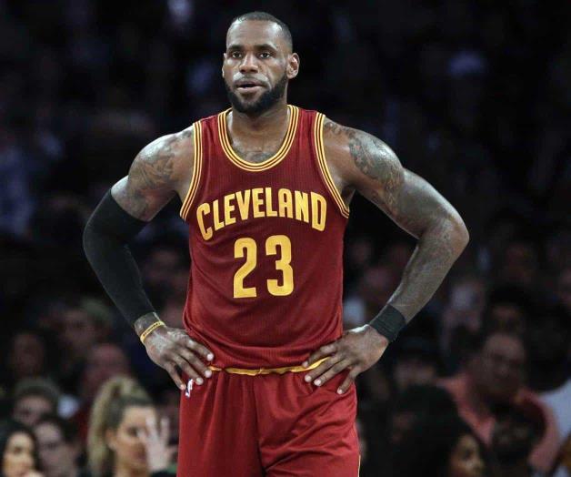 Firma LeBron con los Lakers