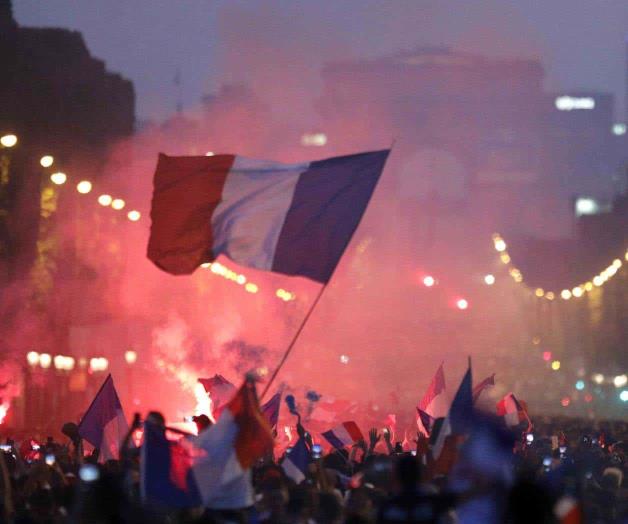 ¡SE TIÑE FRANCIA ‘BLEU’!